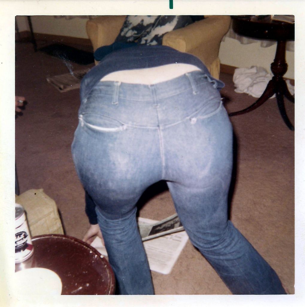 Lois Lee's big butt at Dennis Apartment in Milwaukee