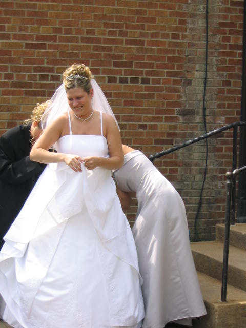 Kelly gets her wedding skirt untangled