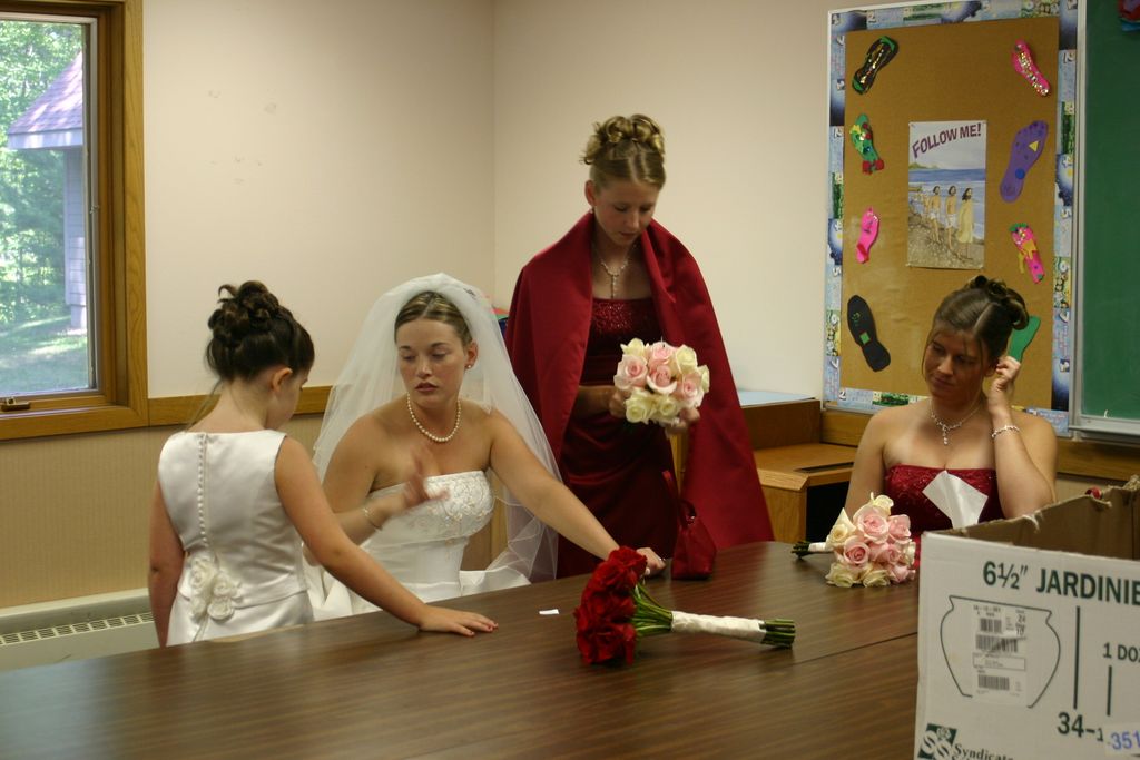 2005_08_00_jj_wedding_bridesmaids_035.jpg (large)