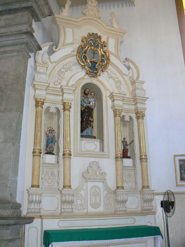 A side altar in the Oliviera church