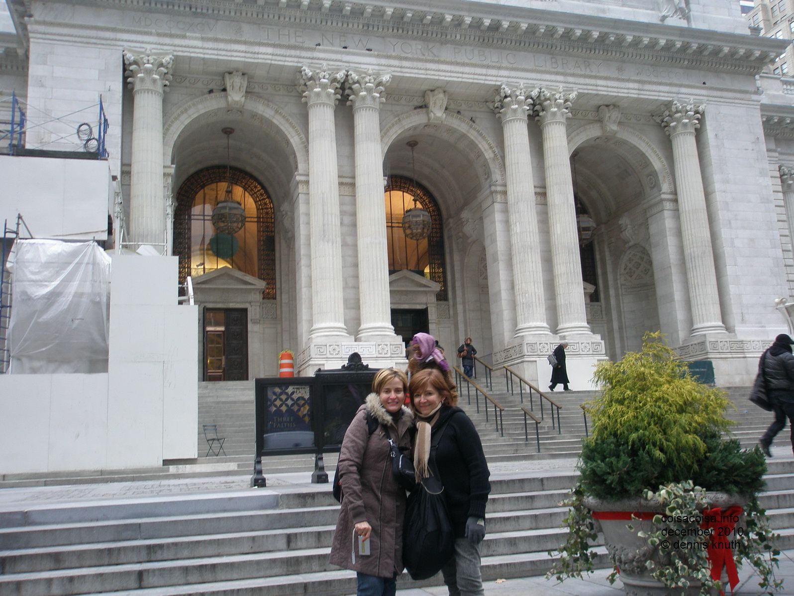Lisete and Concinha in front of the New York Public Library