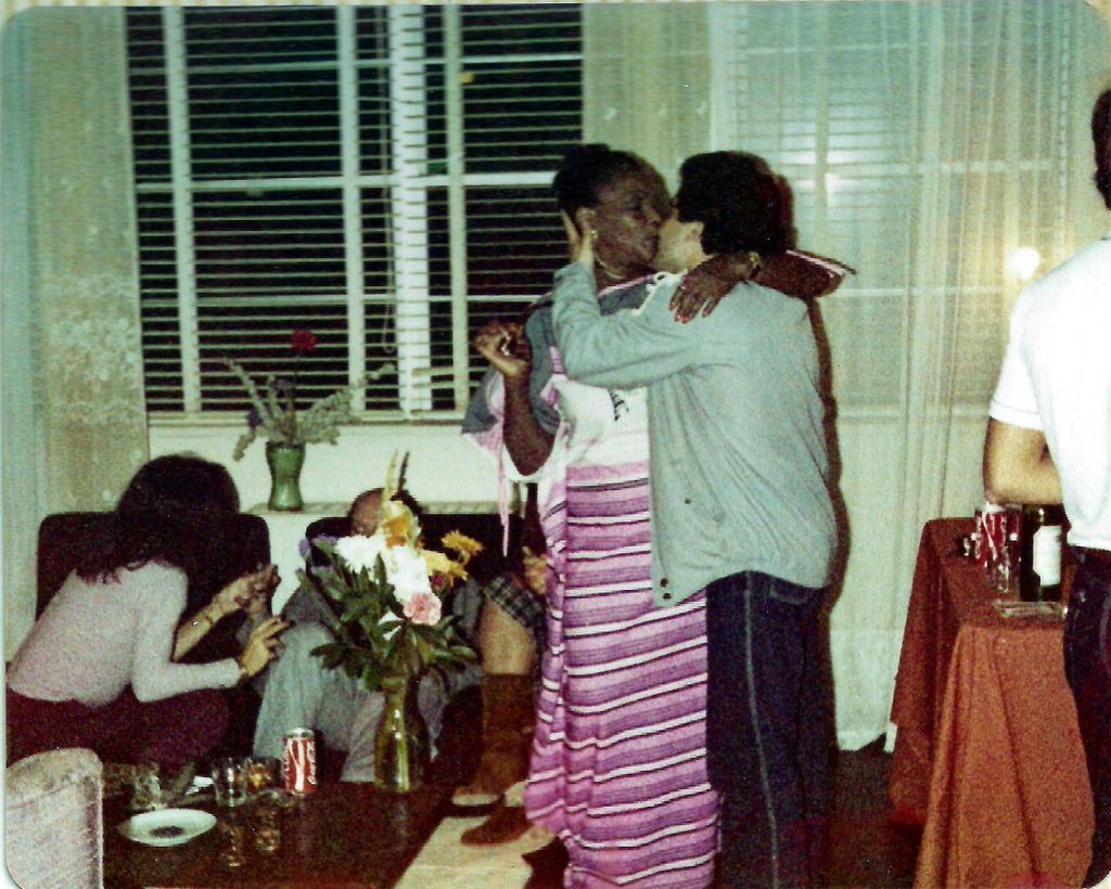 helton_kisses.jpg (large)