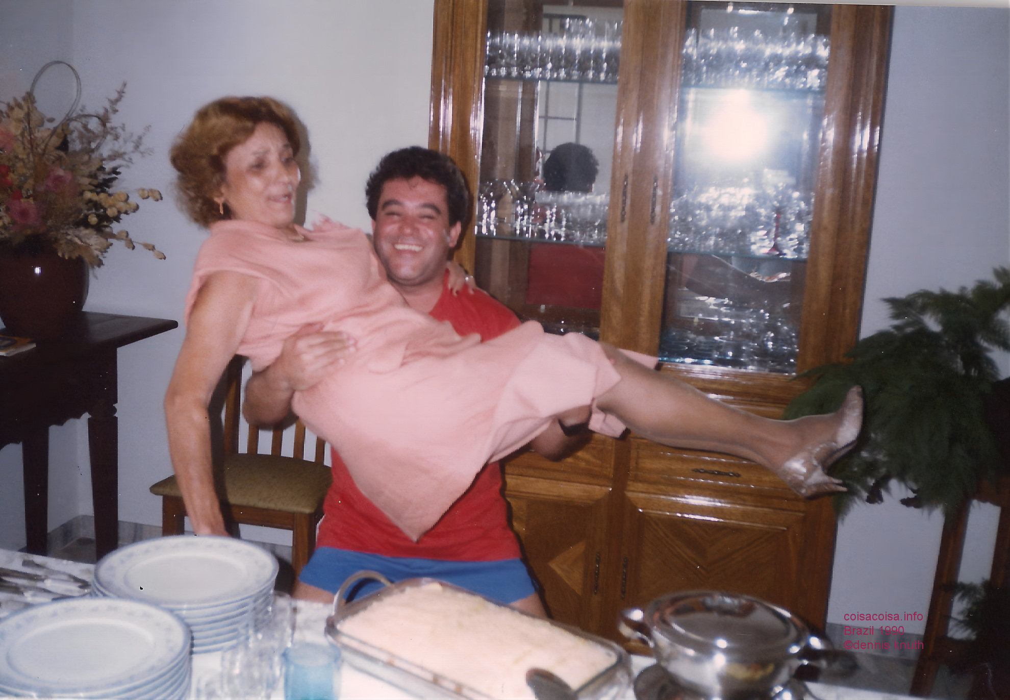 1990_01_belo_dining_helton_lifts_gabriella_01_2.jpg (large)