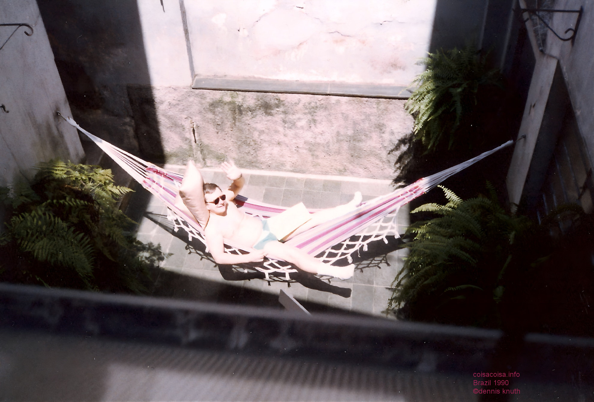 1990_01_belo_dennis_in_winter_garden_01_2.jpg (large)