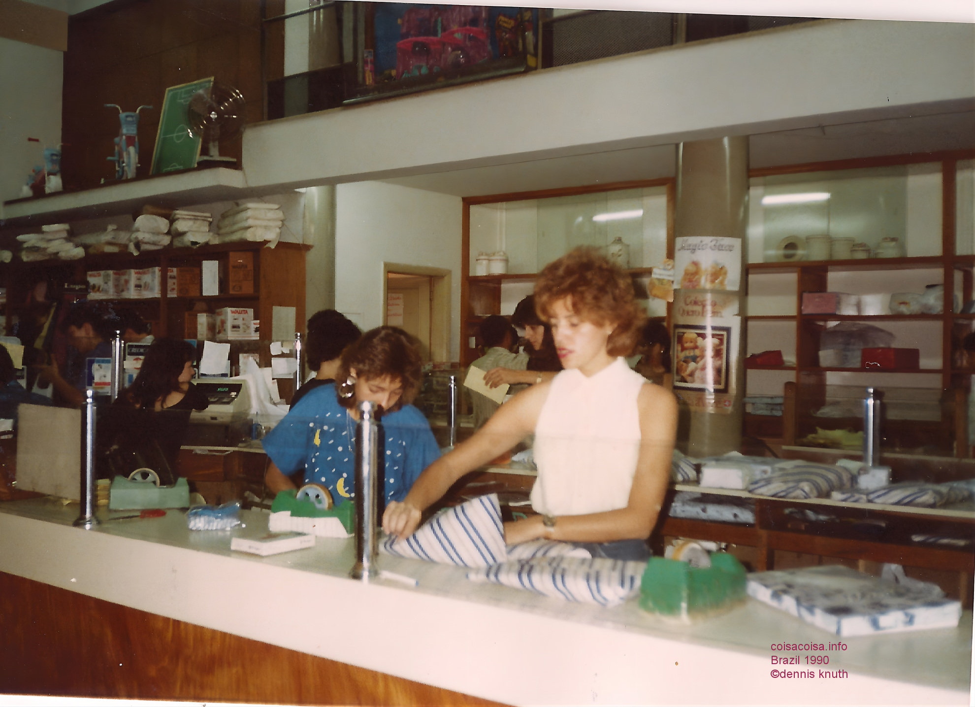 1990_belo_christamas_shopping_clerks_wrapping_gifts_2.jpg (large)