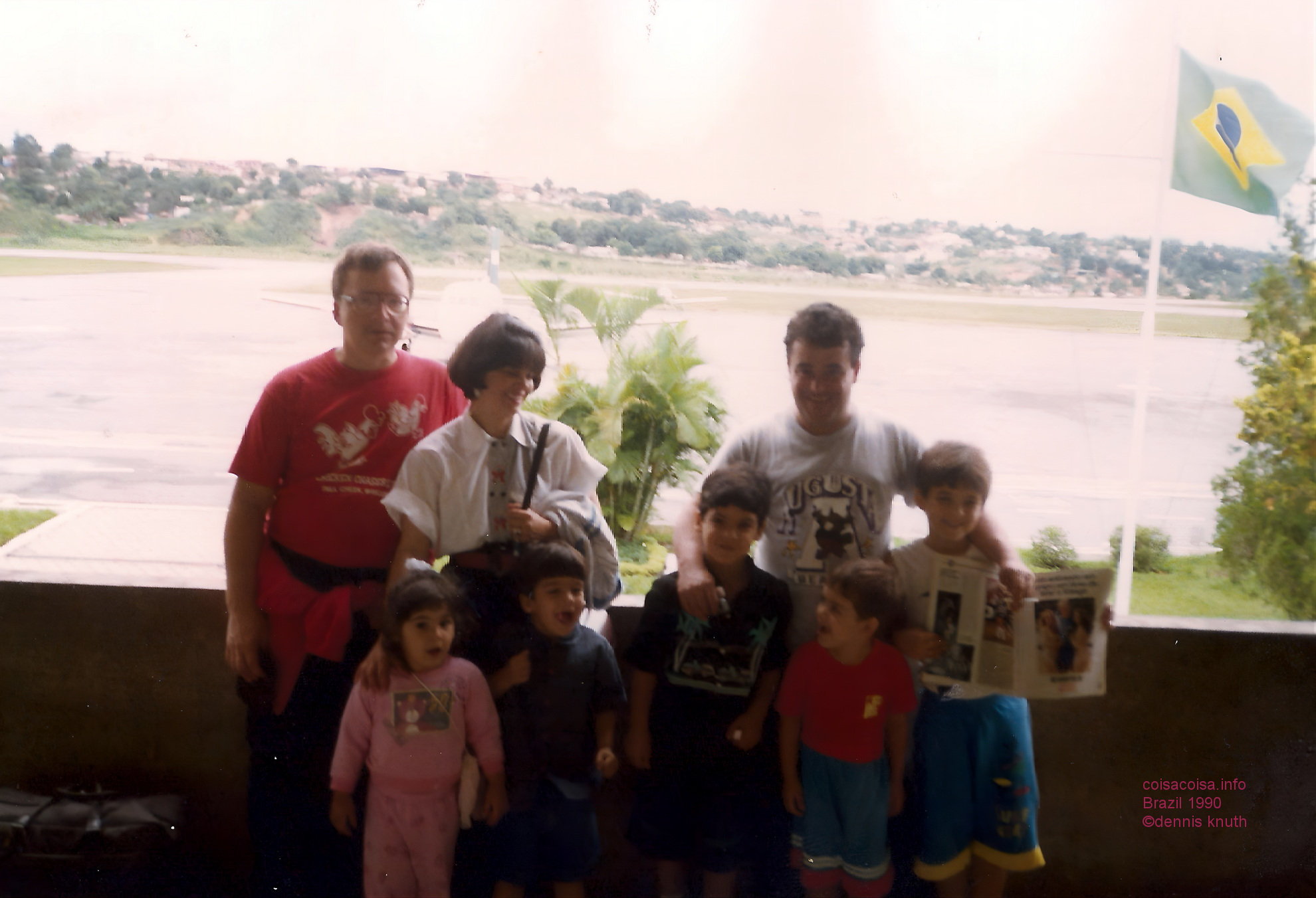 1990_01_guarapari_airport_dennis_and_passengers_01aa.jpg (large)