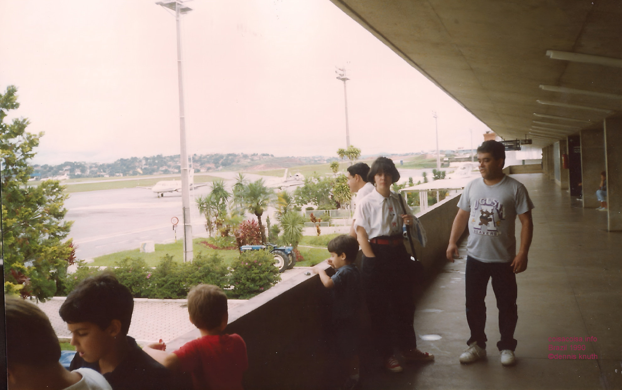 1990_01_guarapari_airport_dennis_and_passengers_02a.jpg (large)