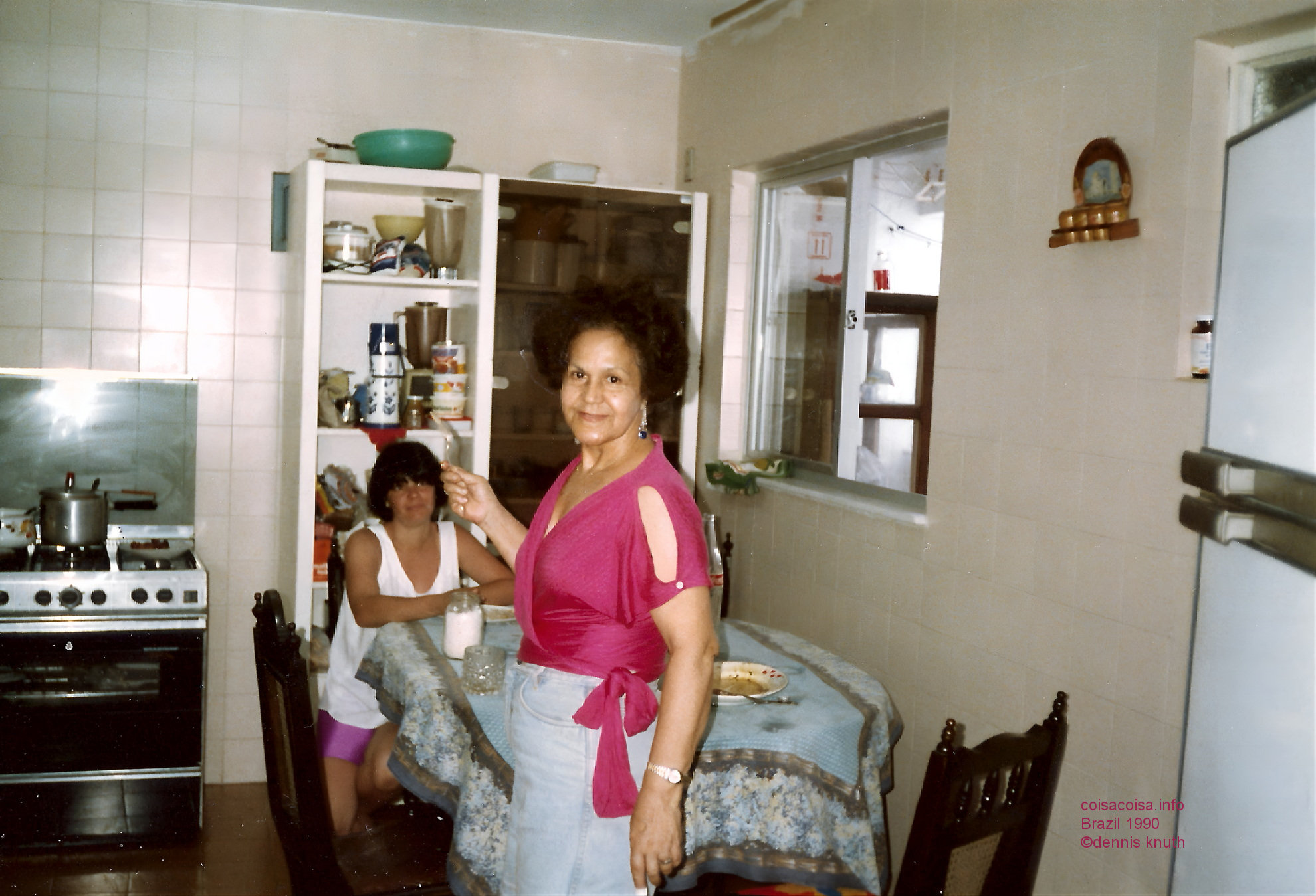 1990_01_guarapari_apt_yeda_mom_01.jpg (large)