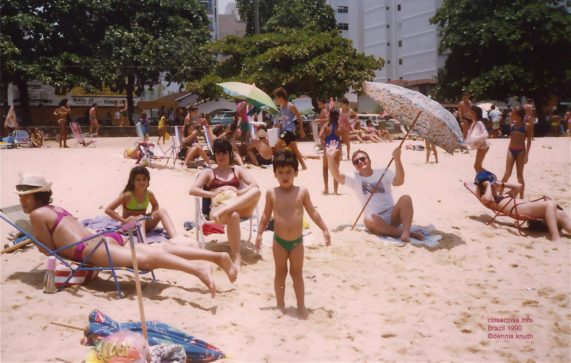 1990_01_guarapari_beach_dennis_helenice_01.jpg (large)
