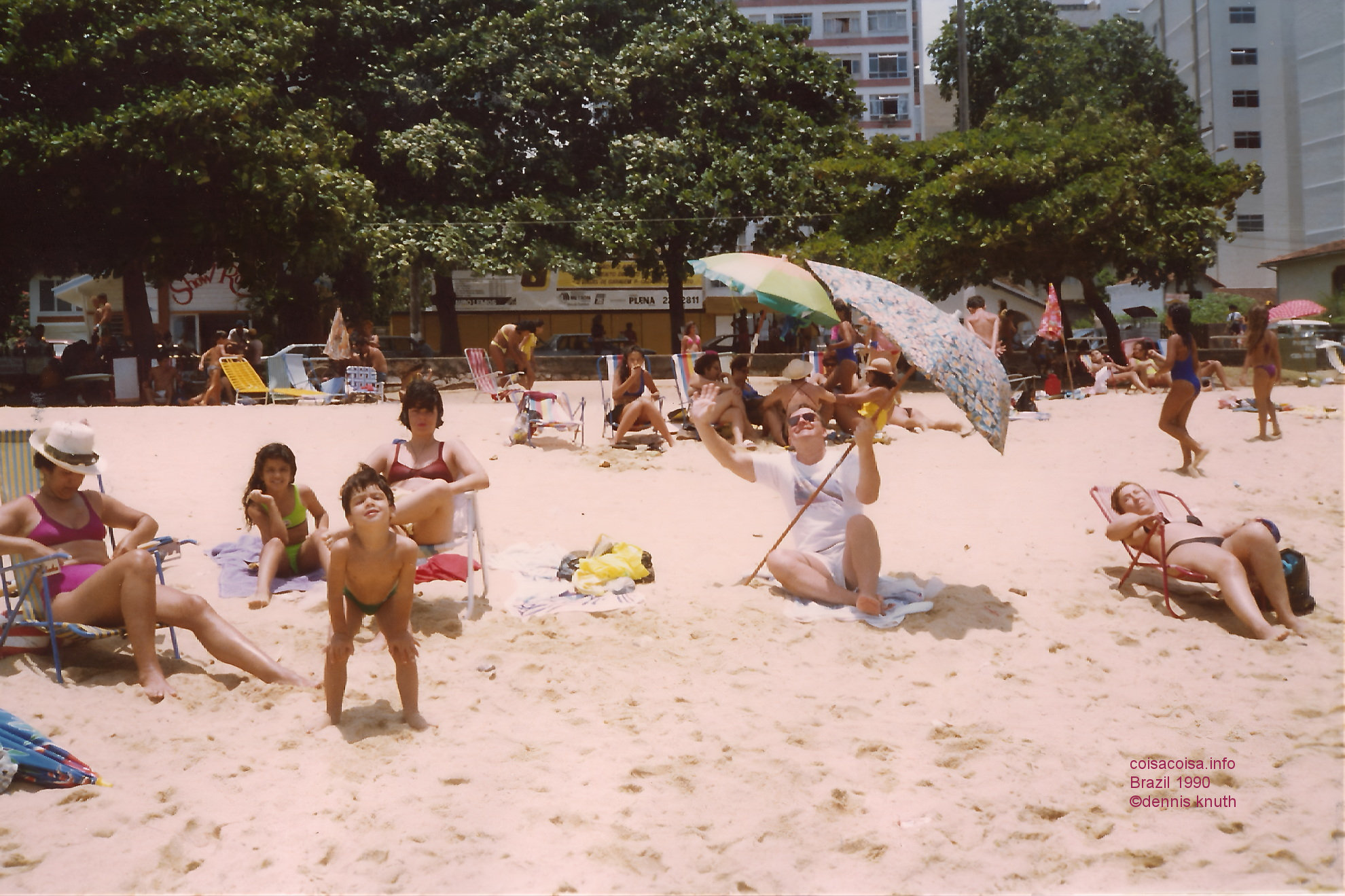 1990_01_guarapari_beach_dennis_helenice_04.jpg (large)