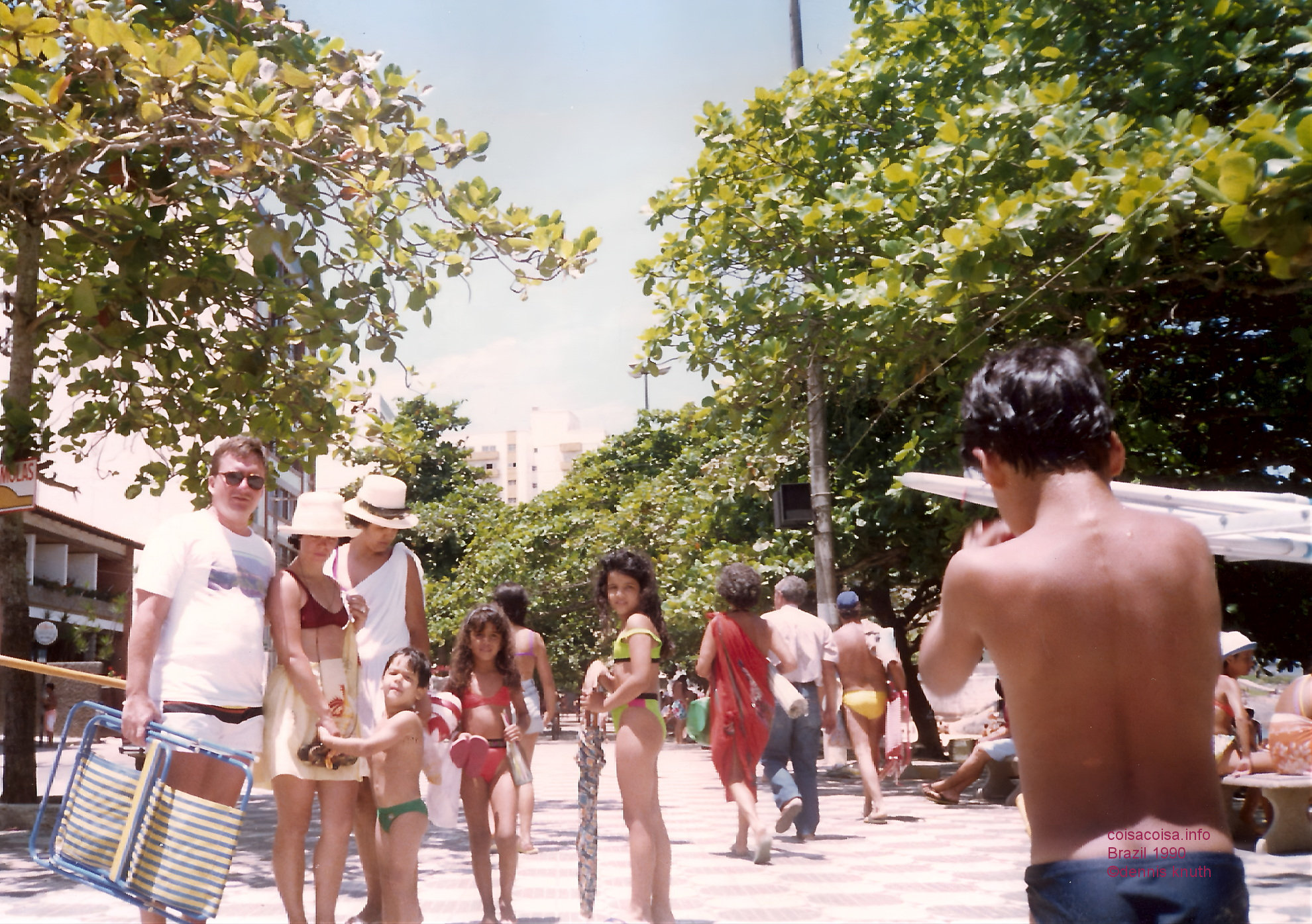 1990_01_guarapari_beach_dennis_helenice_07.jpg (large)