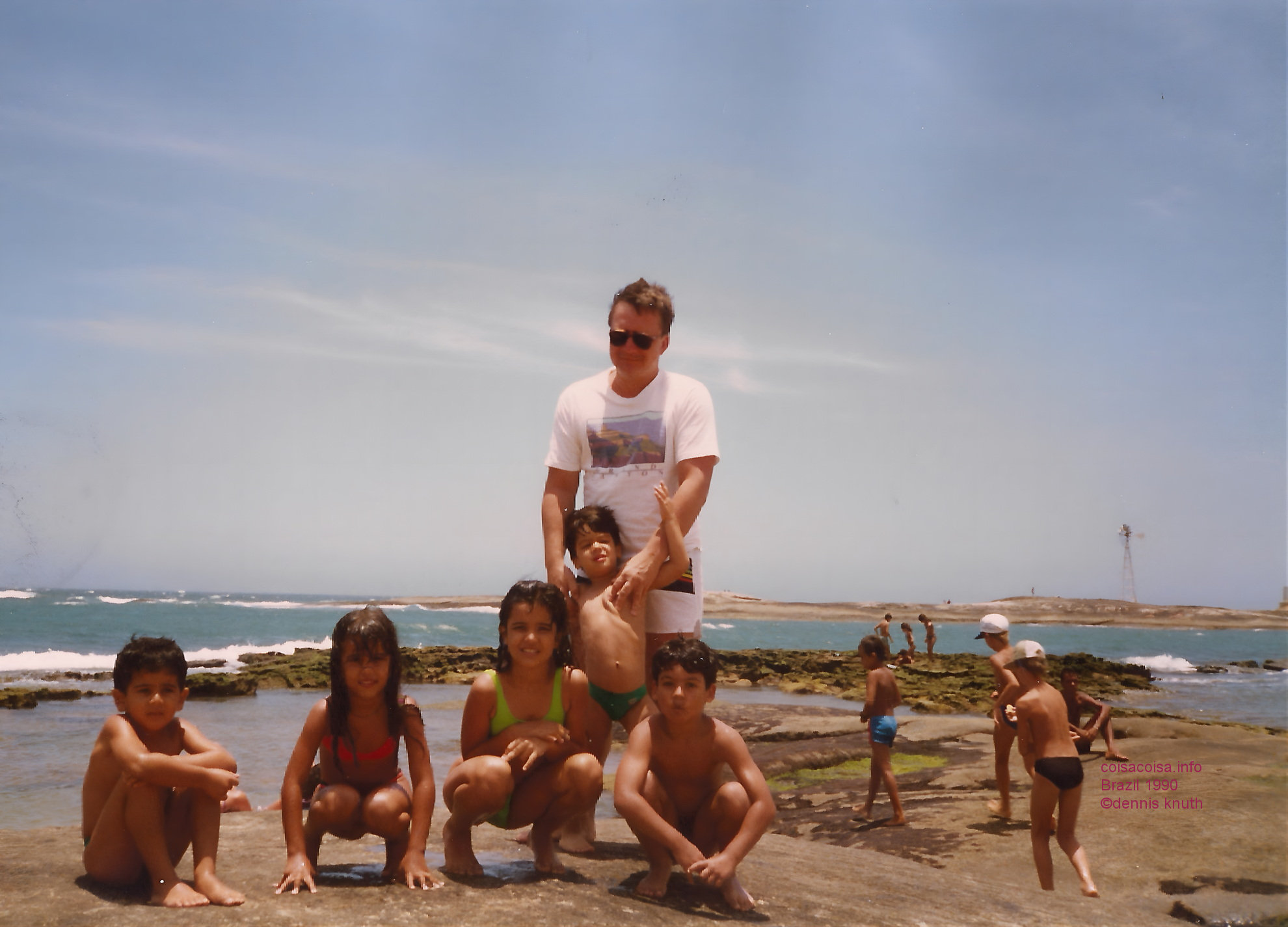 1990_01_guarapari_beach_dennis_kids.jpg (large)