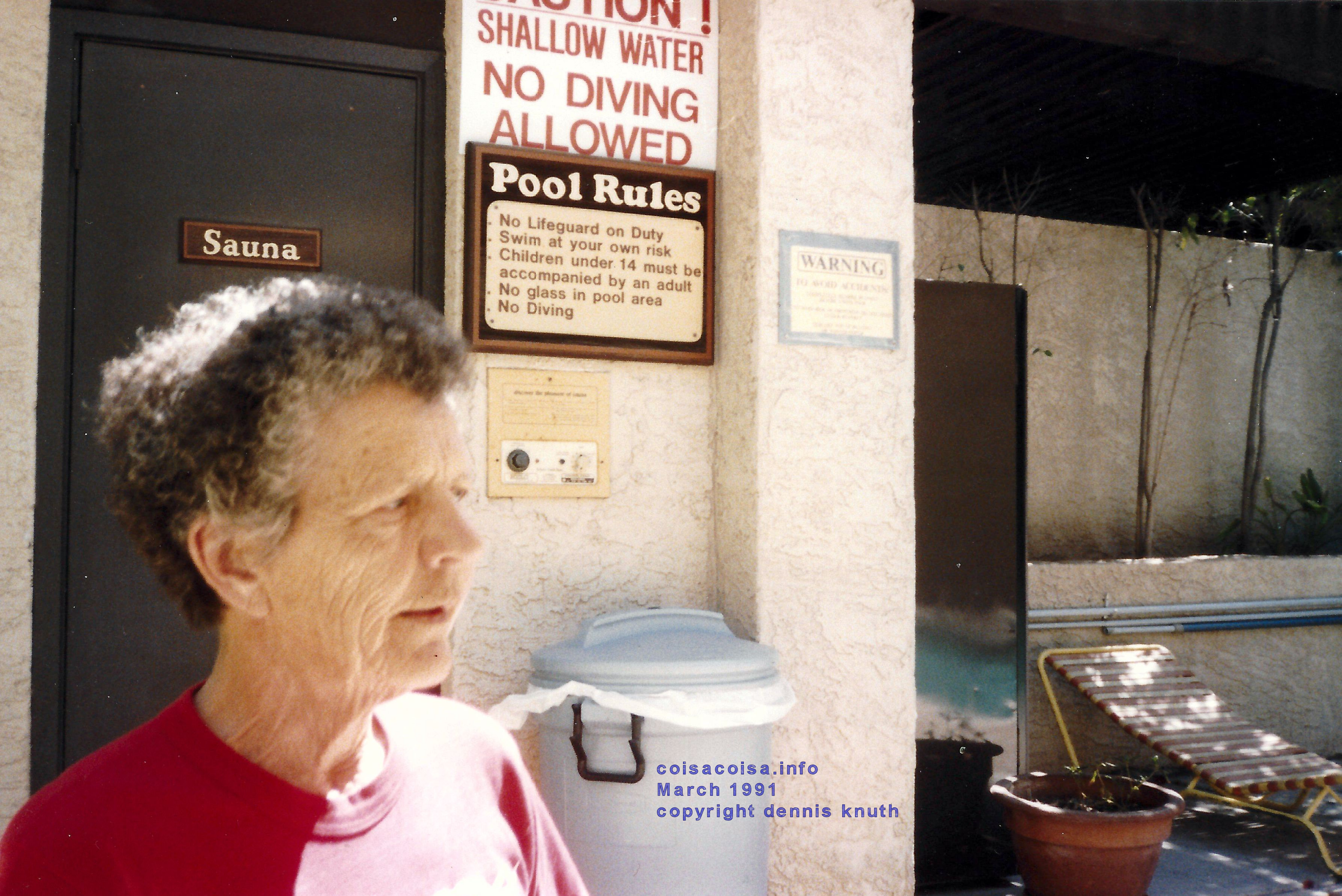 phx_emogene_in_pool_at_delores_02.jpg (large)