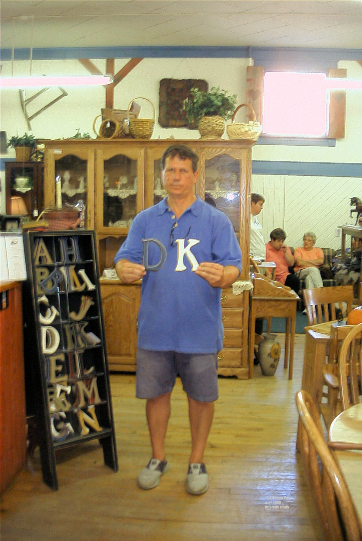 Tom presents D K