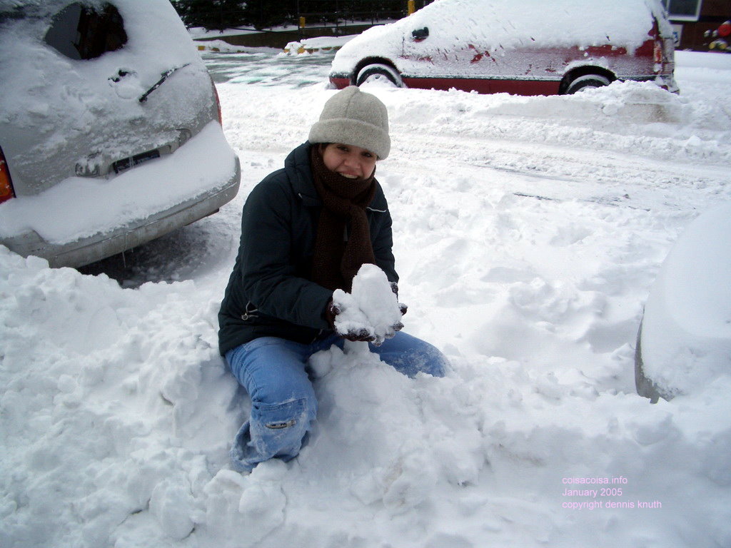 Thaissa makes a snowman