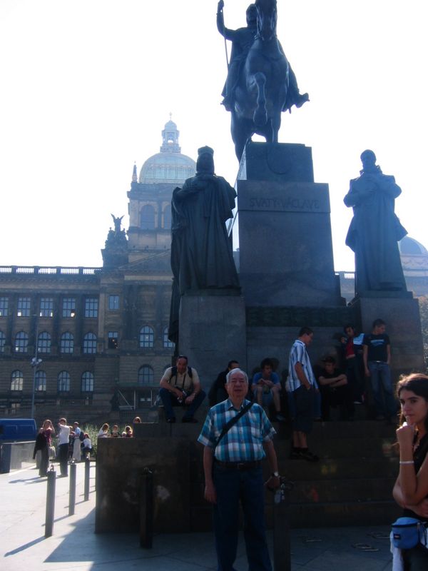 Mucio in front of statues