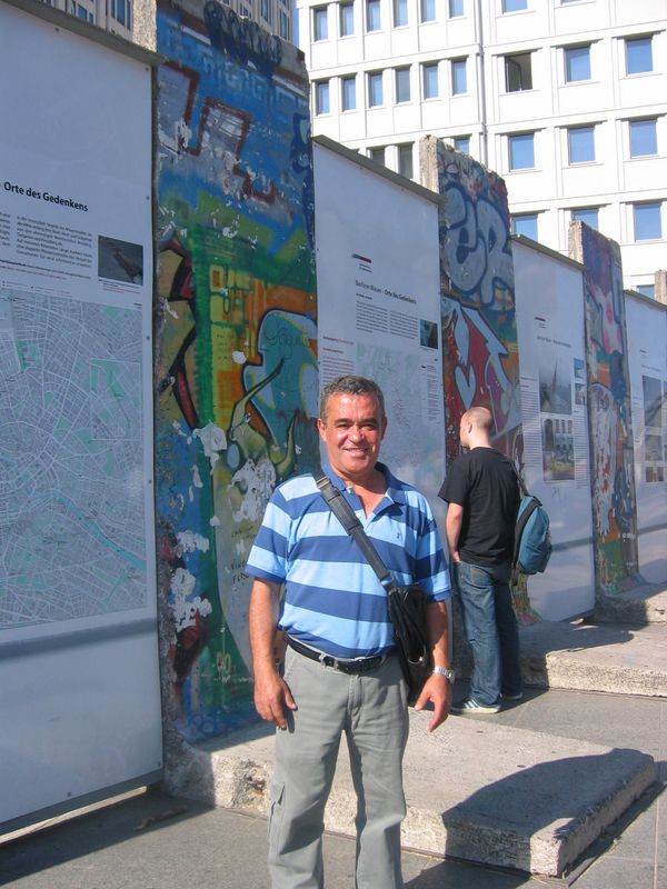 Helton at the Berlin Wall