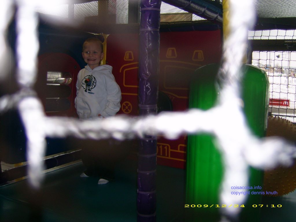 2009_12_24_kelsey_jared_at_mcd_03.jpg (large)