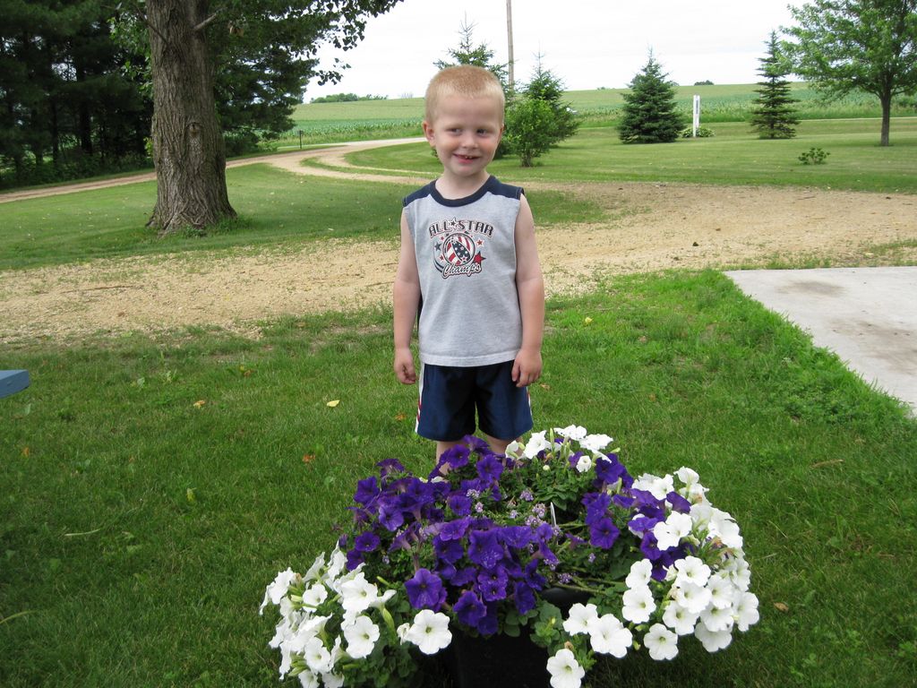 2009_06_24_jared_and_flowers_2.jpg (large)