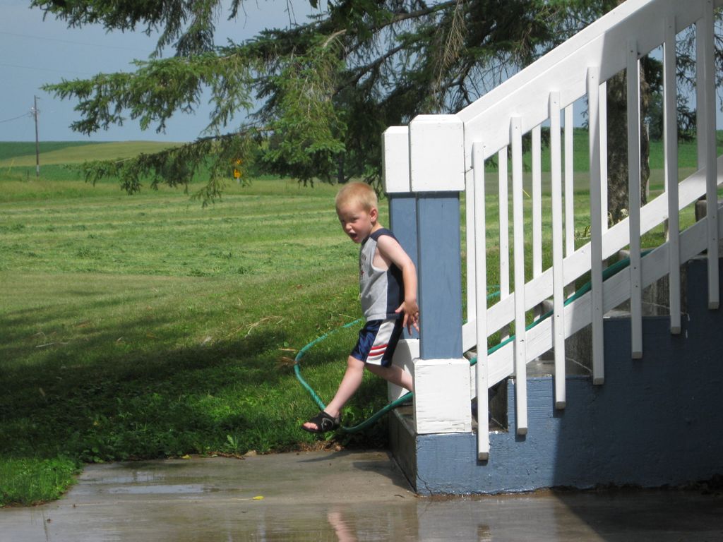 2009_06_24_jared_and_flowers_9.jpg (large)