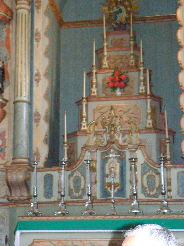 Murky picture of a gold altar